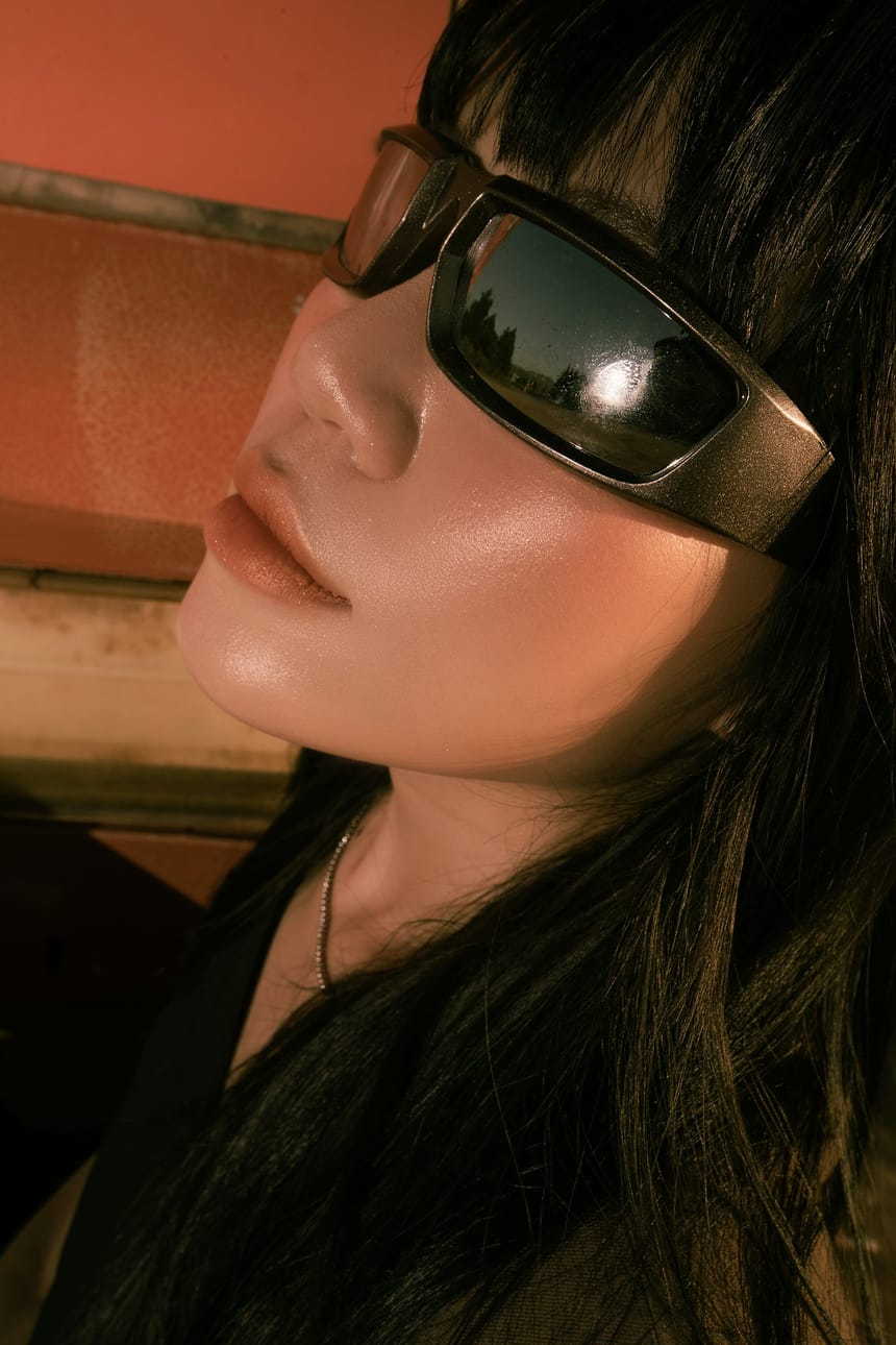 Femme portant des lunettes tendance