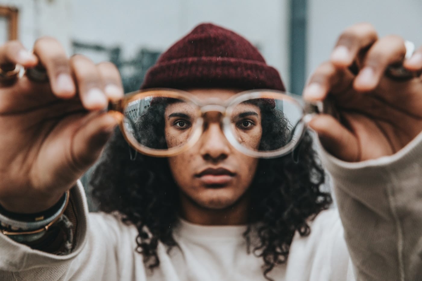 Personne essayant une monture de lunettes