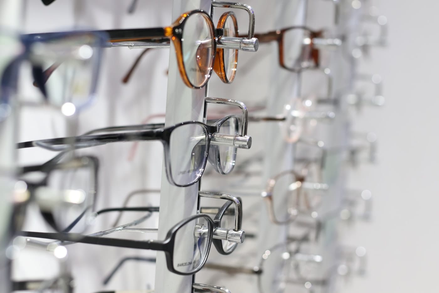 Présentoir de montures dans une boutique d'optique